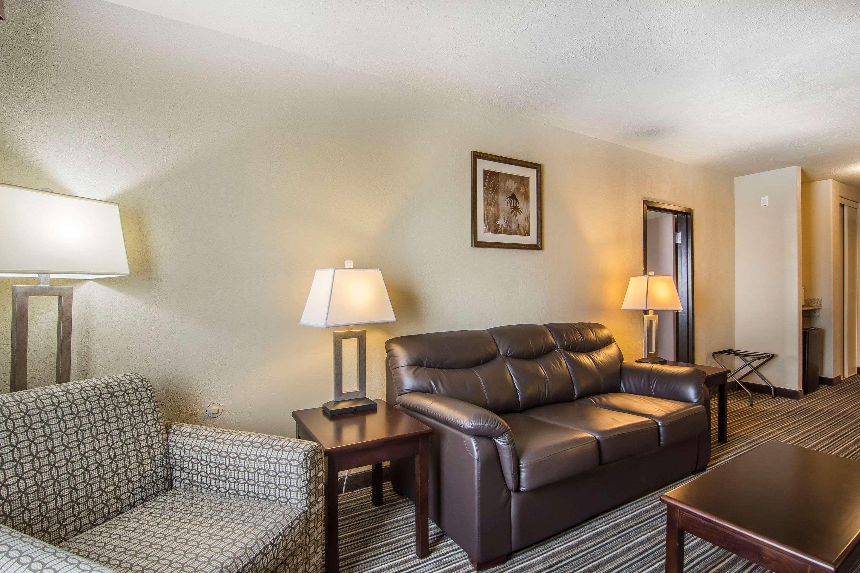 Quality Inn & Suites Йорктон Экстерьер фото