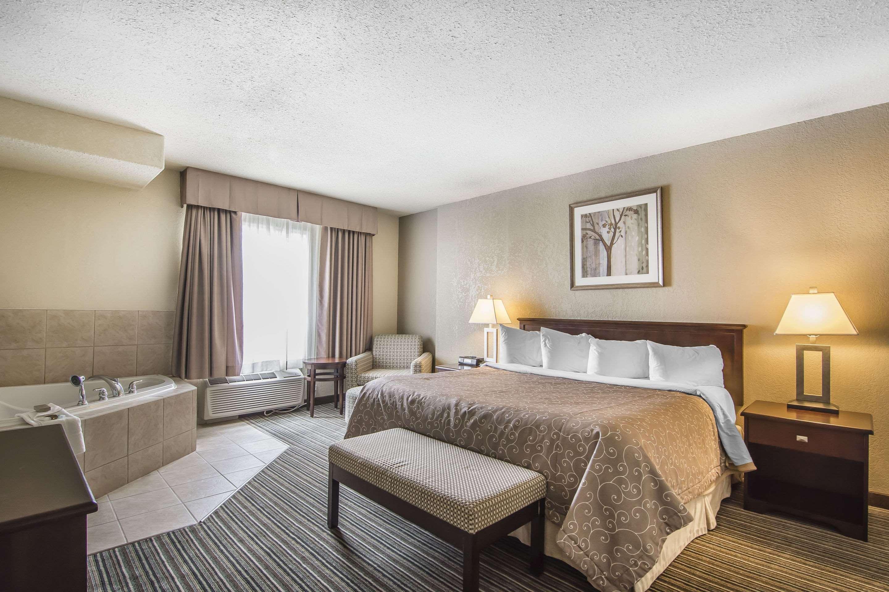 Quality Inn & Suites Йорктон Экстерьер фото