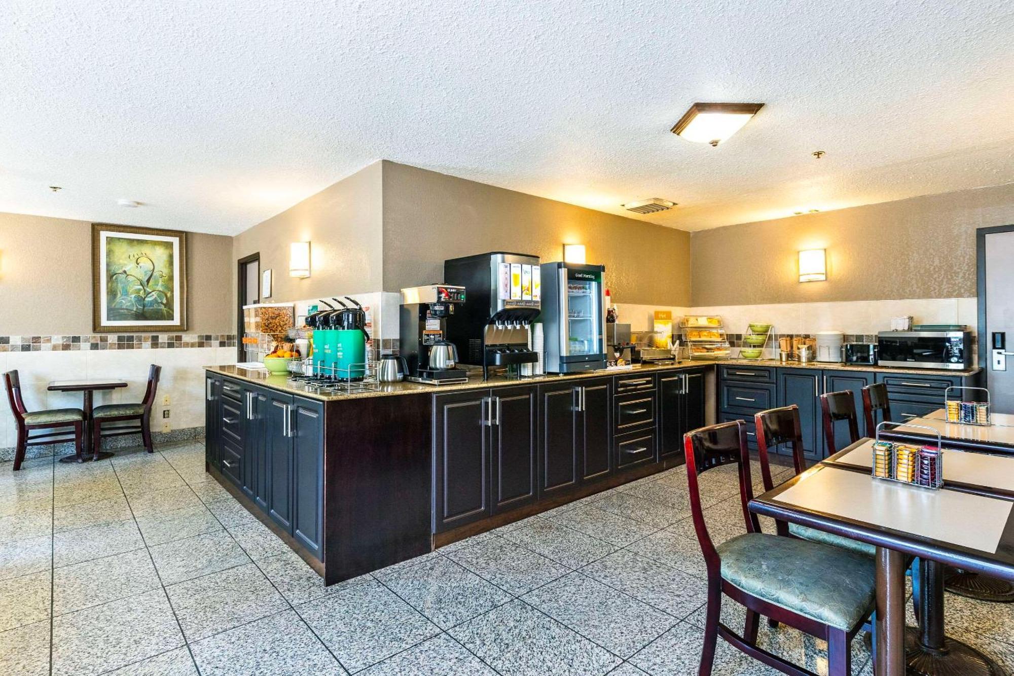 Quality Inn & Suites Йорктон Экстерьер фото