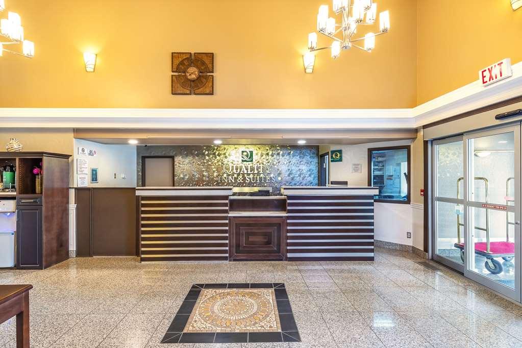 Quality Inn & Suites Йорктон Интерьер фото
